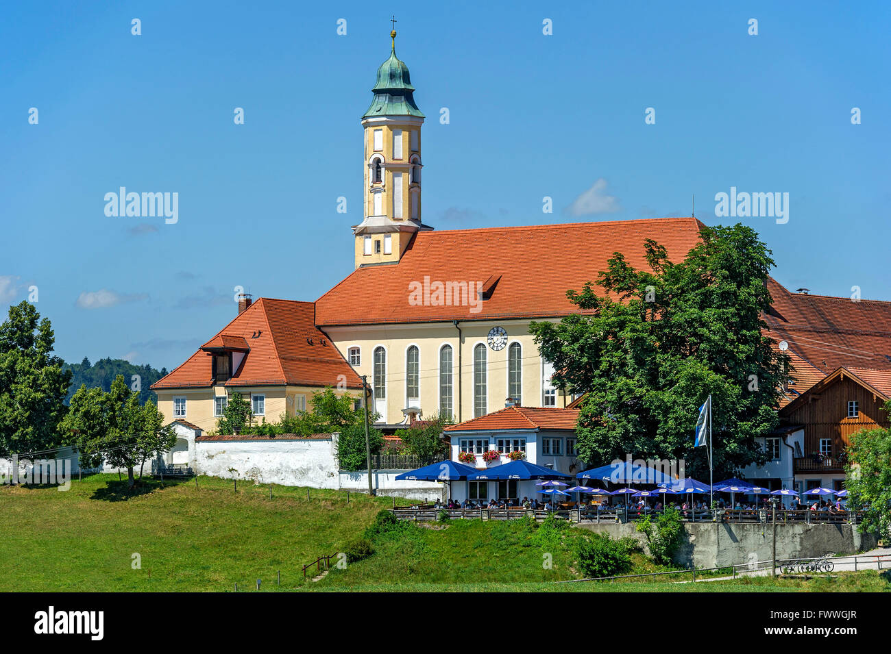 Église de l'Annonciation et le café en plein air de Reutberg abbaye, Sachsenkam, Isarwinkel, Haute-Bavière, Bavière, Allemagne Banque D'Images