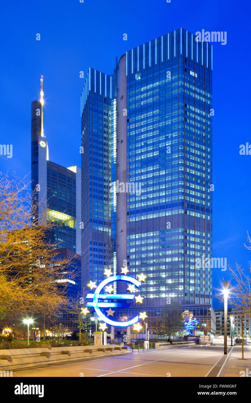 Eurotower office tower at Dusk, Francfort, Hesse, Allemagne Banque D'Images