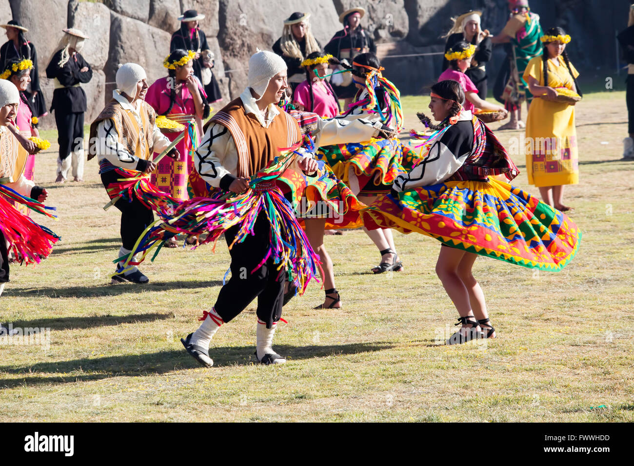 Les danseurs masculins et féminins des costumes traditionnels de l'Inti Raymi 2015 Pérou Banque D'Images