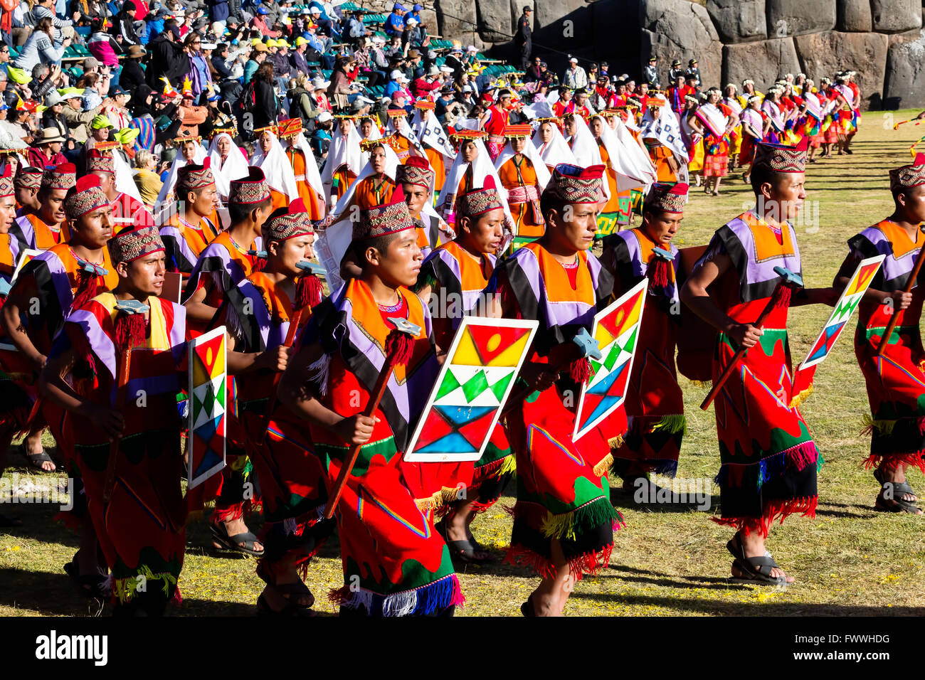 Les hommes et les femmes Costumes Cusco Pérou Inti Raymi Banque D'Images