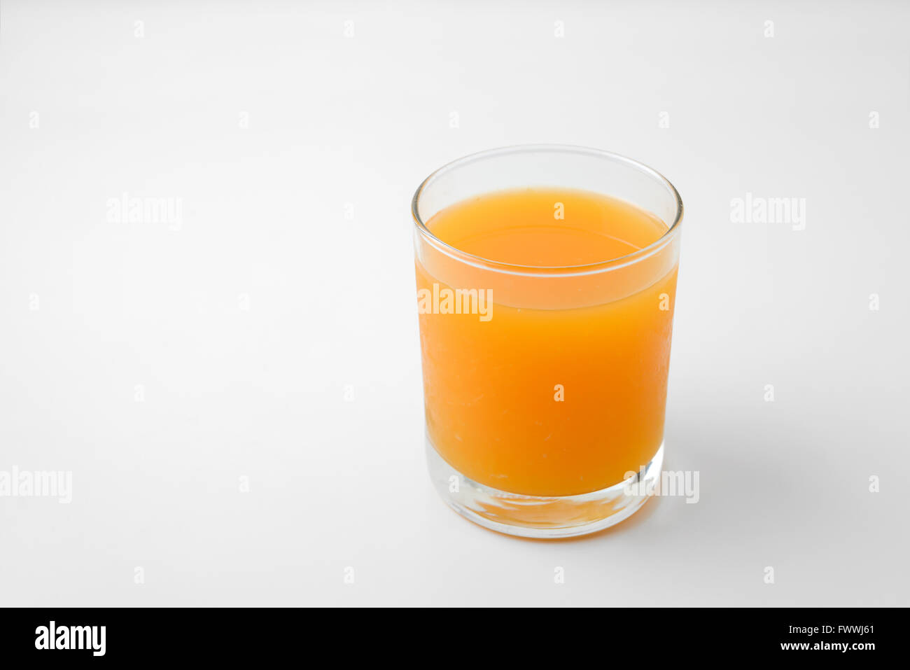 Verre de jus d'orange isolated on white Banque D'Images