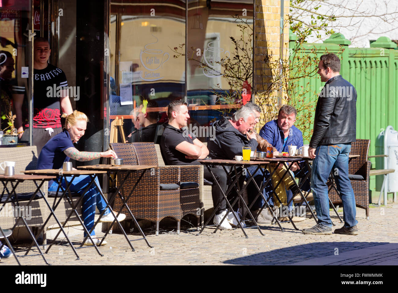 Simrishamn, Suède - 1 Avril 2016 : Groupe d'hommes assis à l'extérieur de la ville, Café ds le café et parler aux passants. Du vrai Banque D'Images