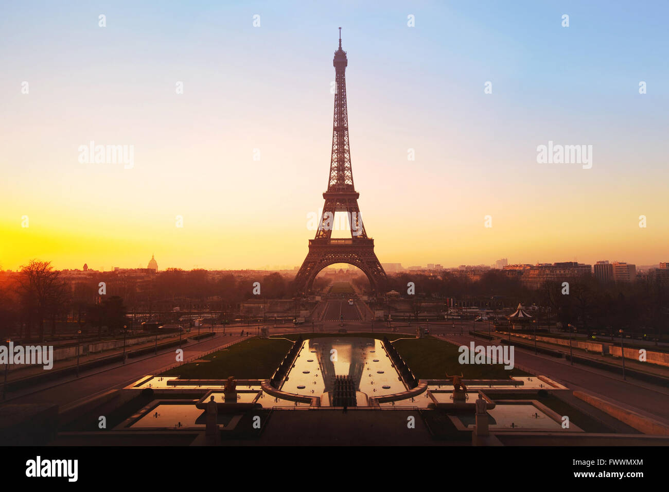 Toits de Paris, belle ville au lever du soleil avec silhouette de la Tour Eiffel Banque D'Images