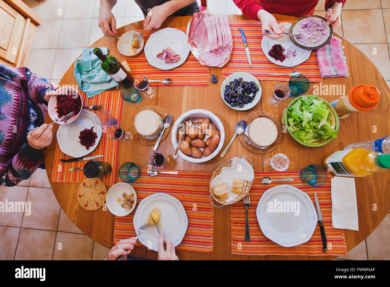 Family having lunch à la maison, vue du dessus de la table avec la nourriture, cuisine française Banque D'Images