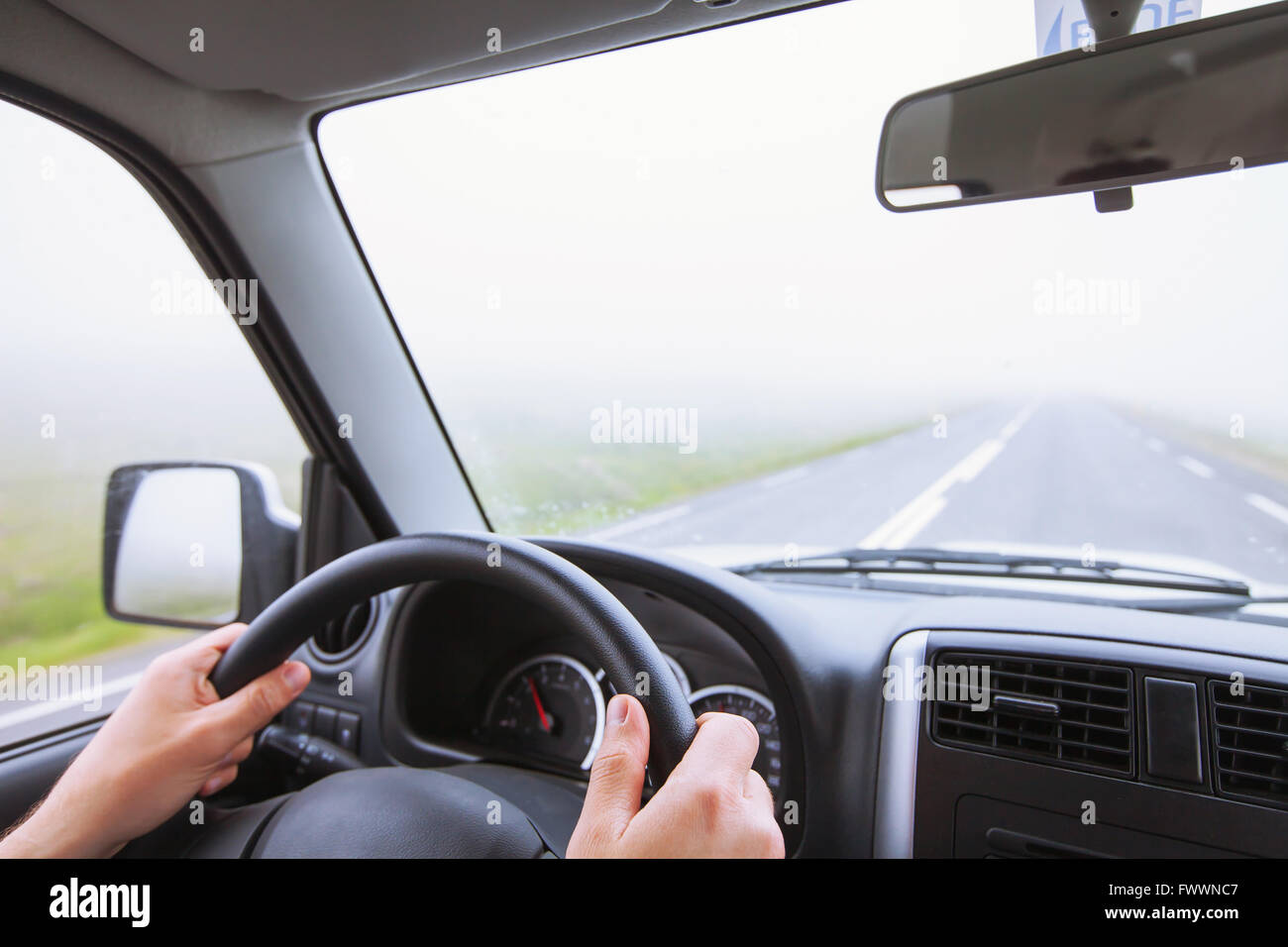 Location de voiture dans le brouillard, mauvaises conditions météorologiques, en route jour brumeux avec une visibilité nulle Banque D'Images