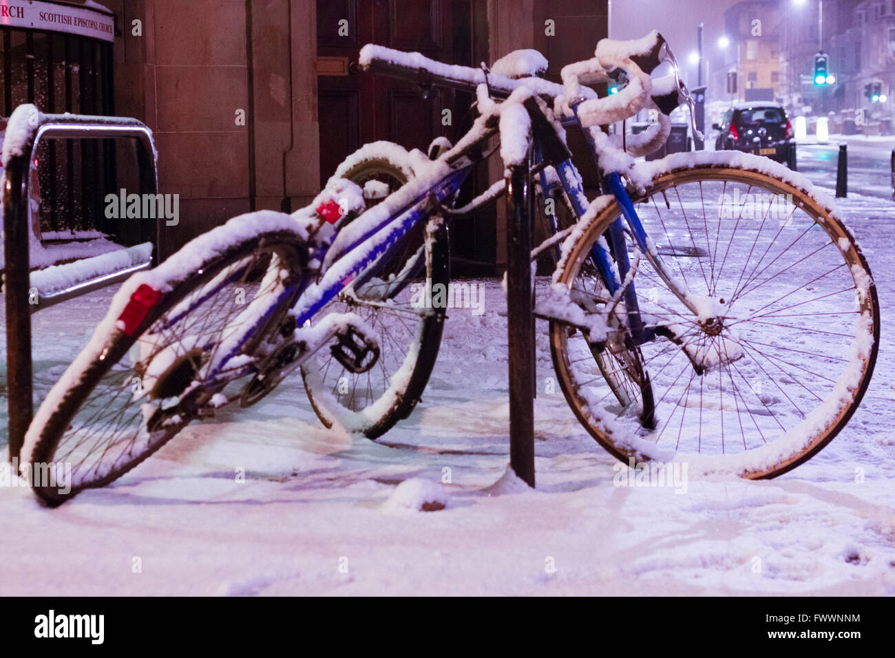 Le vélo est verrouillé chaque autres couverts de neige. Pako Pic Mera Banque D'Images