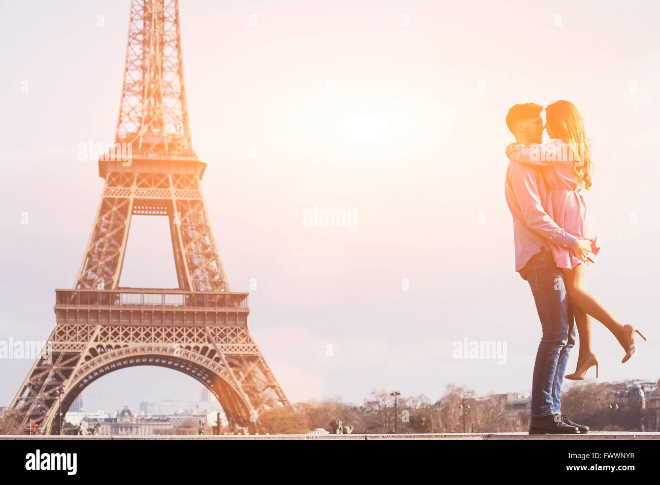 L'amour dans la ville la plus romantique - Paris, jeune couple à la Tour Eiffel et Vanilla Sky Banque D'Images