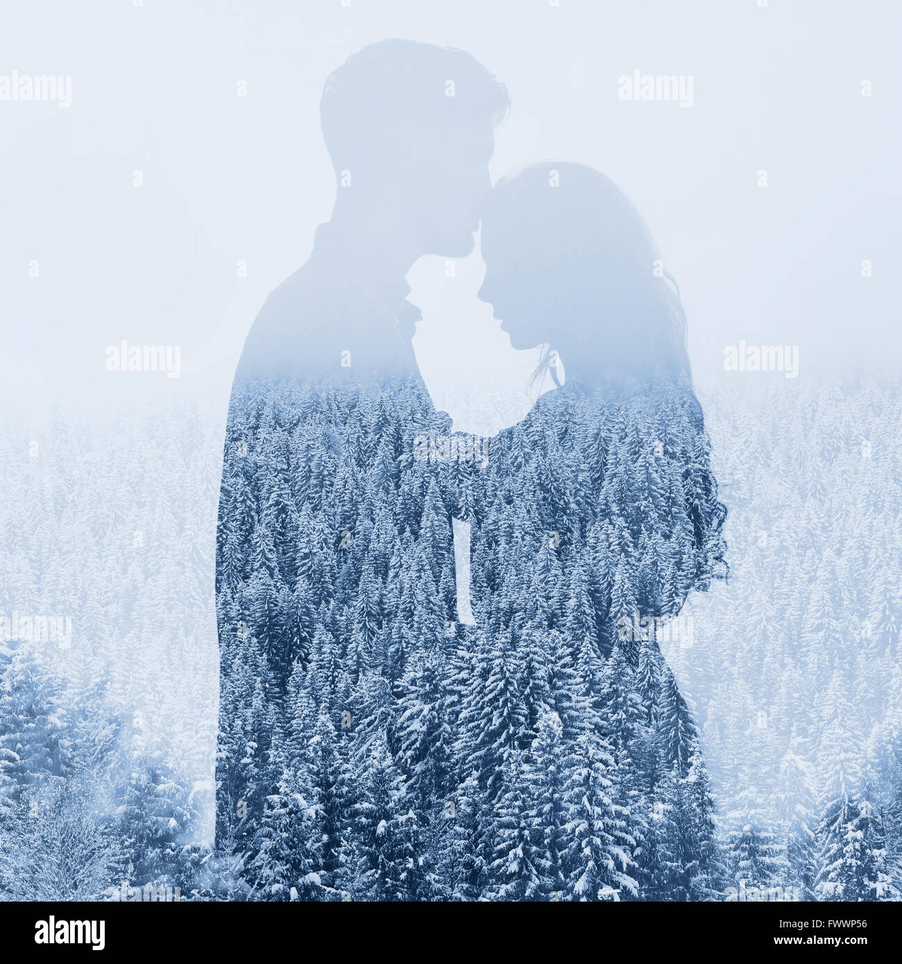 L'amour en hiver, silhouette de couple sur fond de forêt, double exposition Banque D'Images