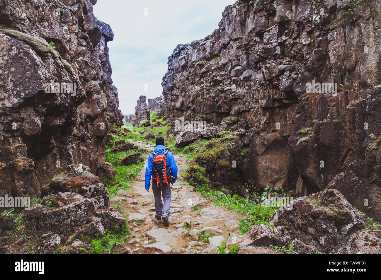 Randonnée dans le canyon rocheux, backpacker marche dans la nature, de l'Islande Banque D'Images