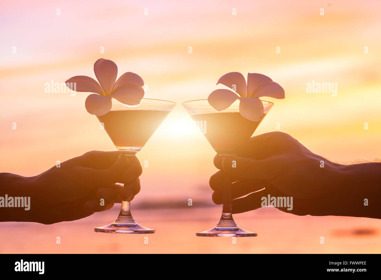 Des cocktails tropicaux sur la plage, deux mains avec des lunettes Banque D'Images