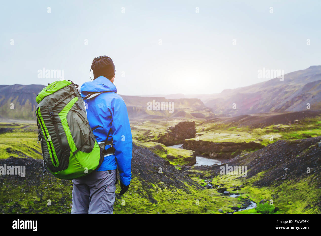 Sac à dos de randonneur avec bénéficiant d'une belle vue panoramique sur les montagnes de l'Islande, paysage volcanique, l'arrière-plan de voyage Banque D'Images