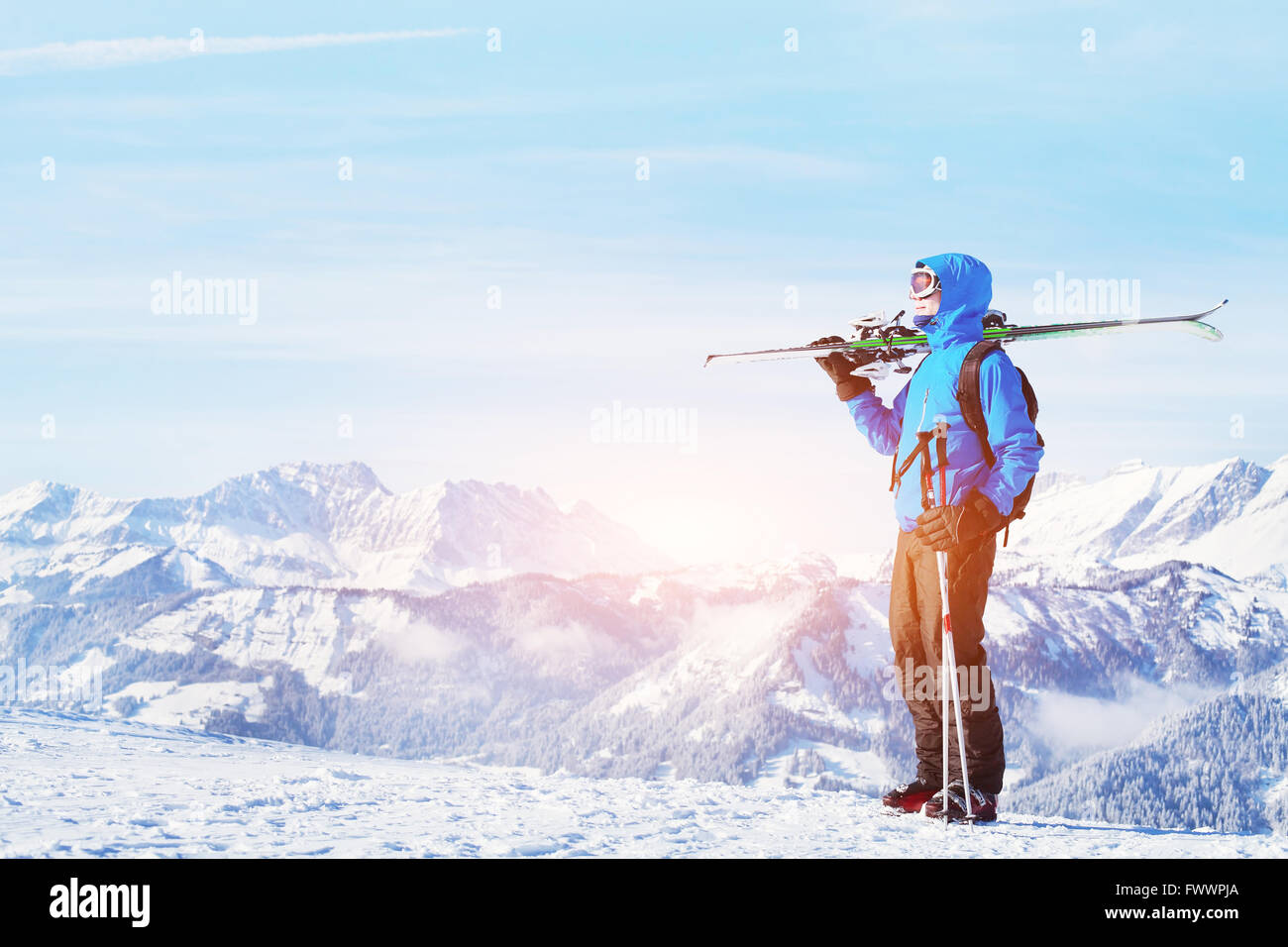 Vacances d'hiver, ski hors piste à la montagne, beau fonds de Banque D'Images