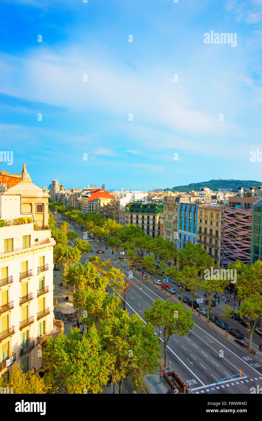 Street View à l'Avinguda Diagonal à Barcelone. Barcelone est la capitale de l'Espagne. L'Avinguda Diagonal est le nom de nombreuses avenues célèbres dans le centre de Barcelone. Banque D'Images