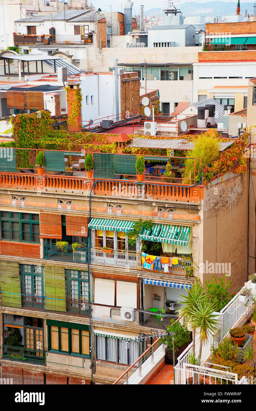 Vue de maisons dans l'Avinguda Diagonal à Barcelone. Barcelone est la capitale de l'Espagne. L'Avinguda Diagonal est le nom de nombreuses avenues célèbres dans le centre de Barcelone. Banque D'Images