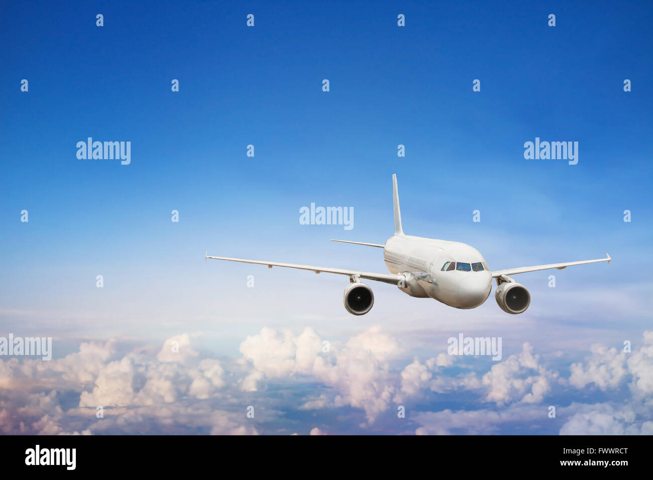 Voyagez en avion, vol international, vol d'un avion dans le ciel bleu au-dessus des nuages Banque D'Images