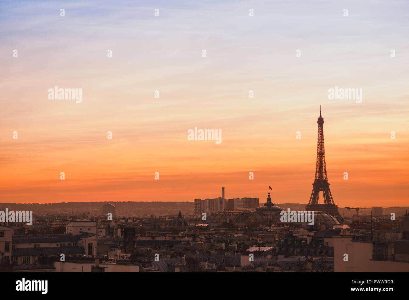 Beau paysage de Paris, coucher de soleil vue panoramique sur la Tour Eiffel Banque D'Images