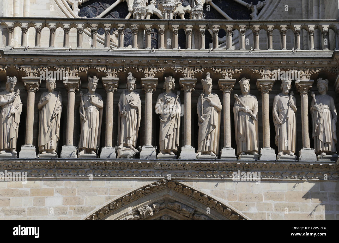 La France. Paris. Façade de l'ouest, la cathédrale de Notre-Dame. 13e siècle. Détail des rois de Juda et d'Israël. Banque D'Images