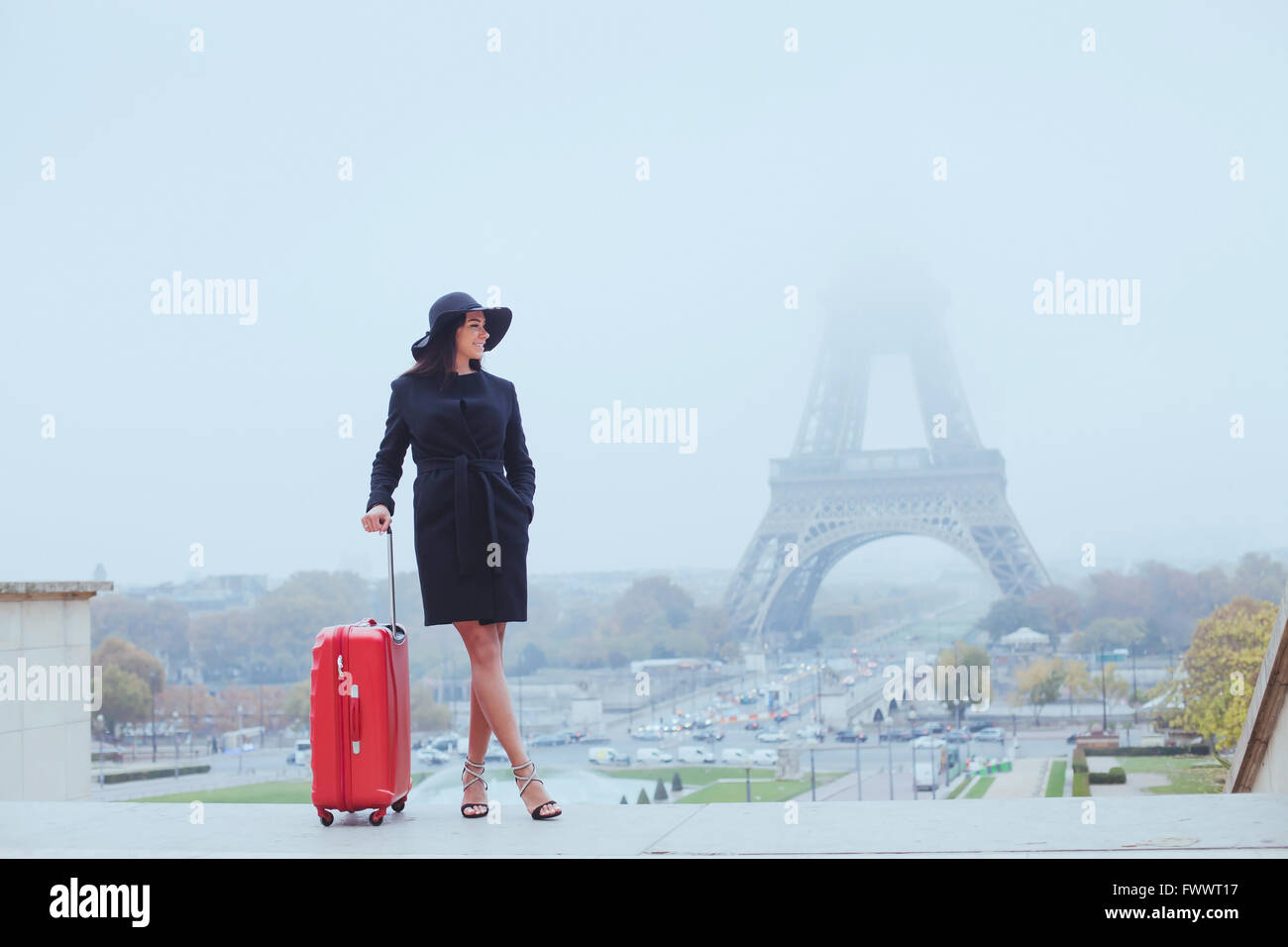 Tourist in Paris, europe tour, femme avec une assurance près de Eiffel Tower, France Banque D'Images Tourist in Paris, europe tour, femme avec une assurance près de Eiffel Tower, France Banque D'Images