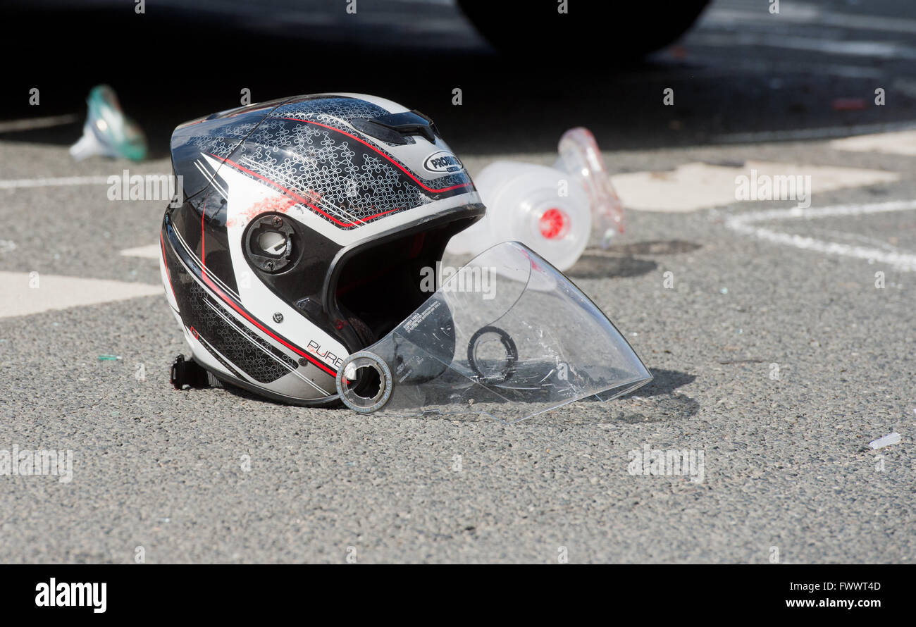 Hanovre, Allemagne. 07Th avr, 2016. Un casque de moto couchée sur une rue  après un grave accident de la circulation impliquant une moto et une  voiture à Hanovre, Allemagne, 07 avril 2016.