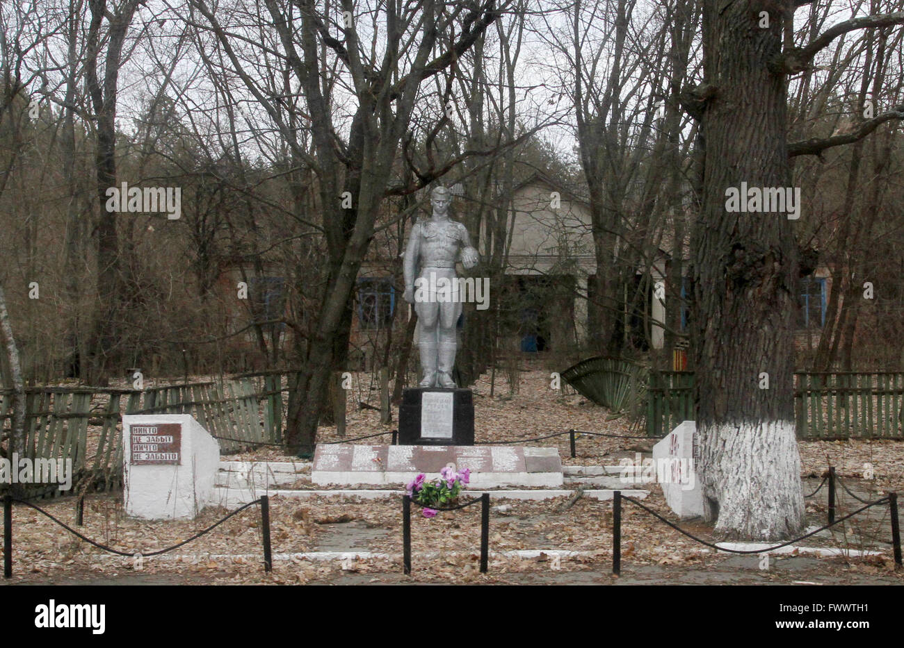 Une photo prise le 28 mars 2011 présente le monument aux soldats soviétiques dans la zone d'exclusion de 30 km de Tchernobyl. Mar 28, 2011. © Michel Stepanov/ZUMA/Alamy Fil Live News Banque D'Images