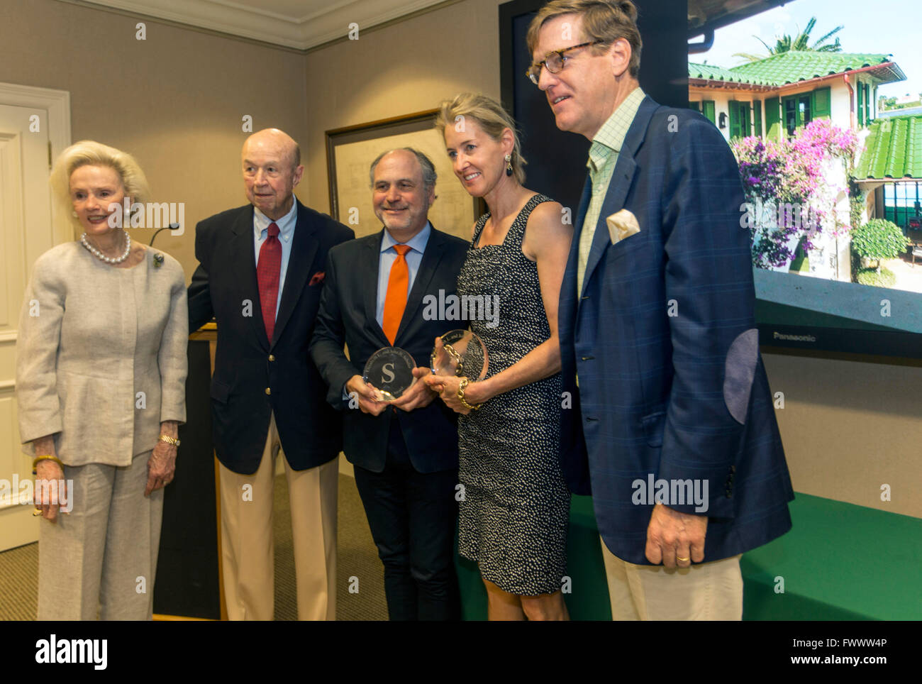 Palm Beach, Floride, USA. Apr 7, 2016. Liz Schuler, (L), et son mari John, (2L), avec l'architecte Richard Sammons, (C), avec les clients et Paul Betsy Shiverick Shivericks, après l'a reçu le prix 2016 Schuler jeudi 07 avril 2016, à la fondation de préservation de Palm Beach à Palm Beach. © Bill Ingram/Le Palm Beach Post/ZUMA/Alamy Fil Live News Banque D'Images