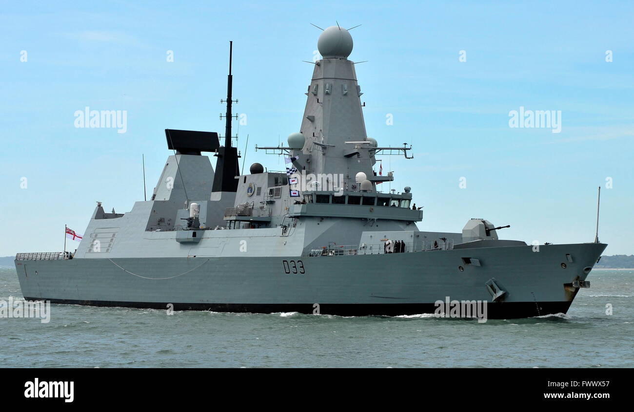 Pic de fichier. Royal Navy - compressions - Portsmouth, Angleterre. 5 juin, 2014. Le Type 45 destroyer HMS Dauntless, un de la Marine royale, la plupart des navires de guerre modernes, que l'on voit entrer dans la base navale, est d'être amarré à Portsmouth six mois à l'avance à des fins de formation en raison de la pénurie de main-d'oeuvre. Photo : Tony Holland/Ajax/Alamy Live News. Banque D'Images