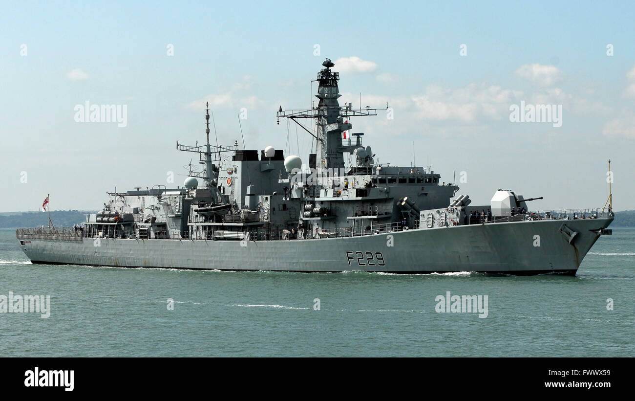 Pic de fichier. Royal Navy - compressions - Portsmouth, Angleterre. 11 juillet, 2014. Le Type 23 frégate HMS Lancaster vu ici entrer dans la base navale, est d'être amarré à Portsmouth six mois à l'avance à des fins de formation en raison de la pénurie de main-d'oeuvre. Photo : Tony Holland/Ajax/Alamy Live News. Banque D'Images