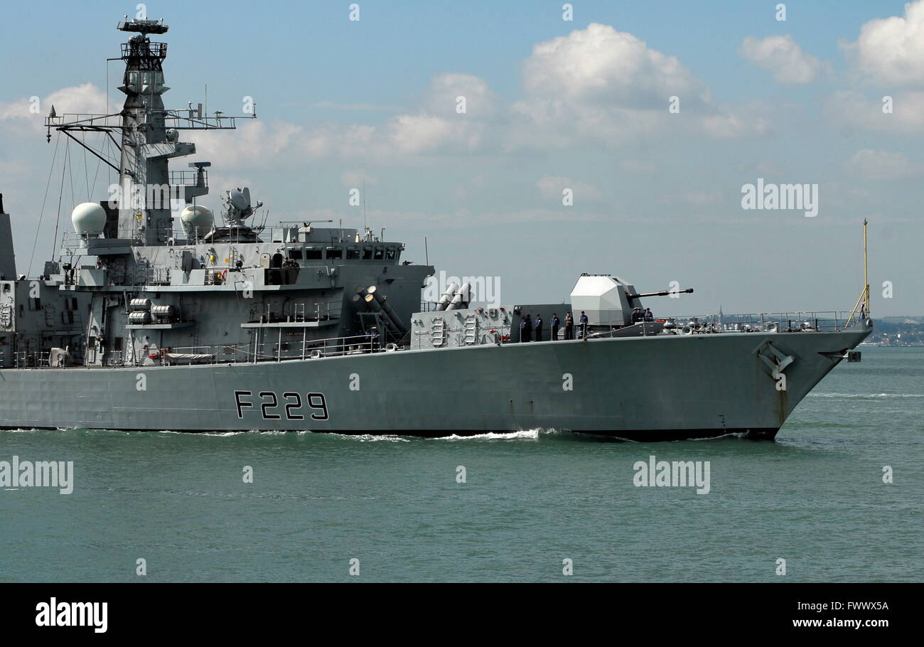 Pic de fichier. Royal Navy - compressions - Portsmouth, Angleterre. 11 juillet, 2014. Le Type 23 frégate HMS Lancaster vu ici entrer dans la base navale, est d'être amarré à Portsmouth six mois à l'avance à des fins de formation en raison de la pénurie de main-d'oeuvre. Photo : Tony Holland/Ajax/Alamy Live News. Banque D'Images