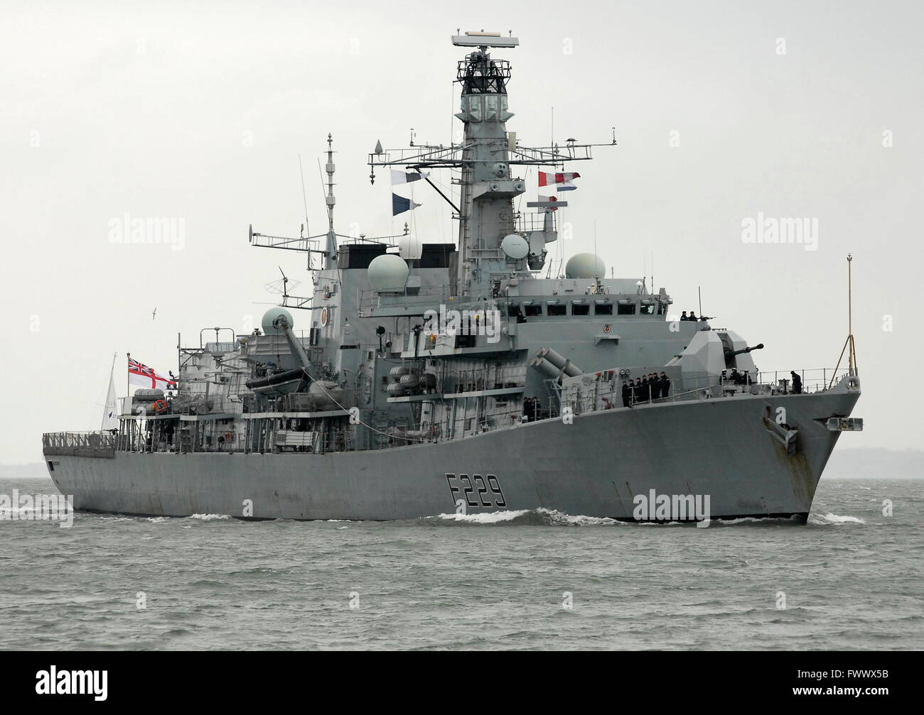Pic de fichier. Royal Navy - compressions - Portsmouth, Angleterre. 28 mars, 2014. Le Type 23 frégate HMS Lancaster vu ici entrer dans la base navale, est d'être amarré à Portsmouth six mois à l'avance à des fins de formation en raison de la pénurie de main-d'oeuvre. Photo : Tony Holland/Ajax/Alamy Live News. Banque D'Images