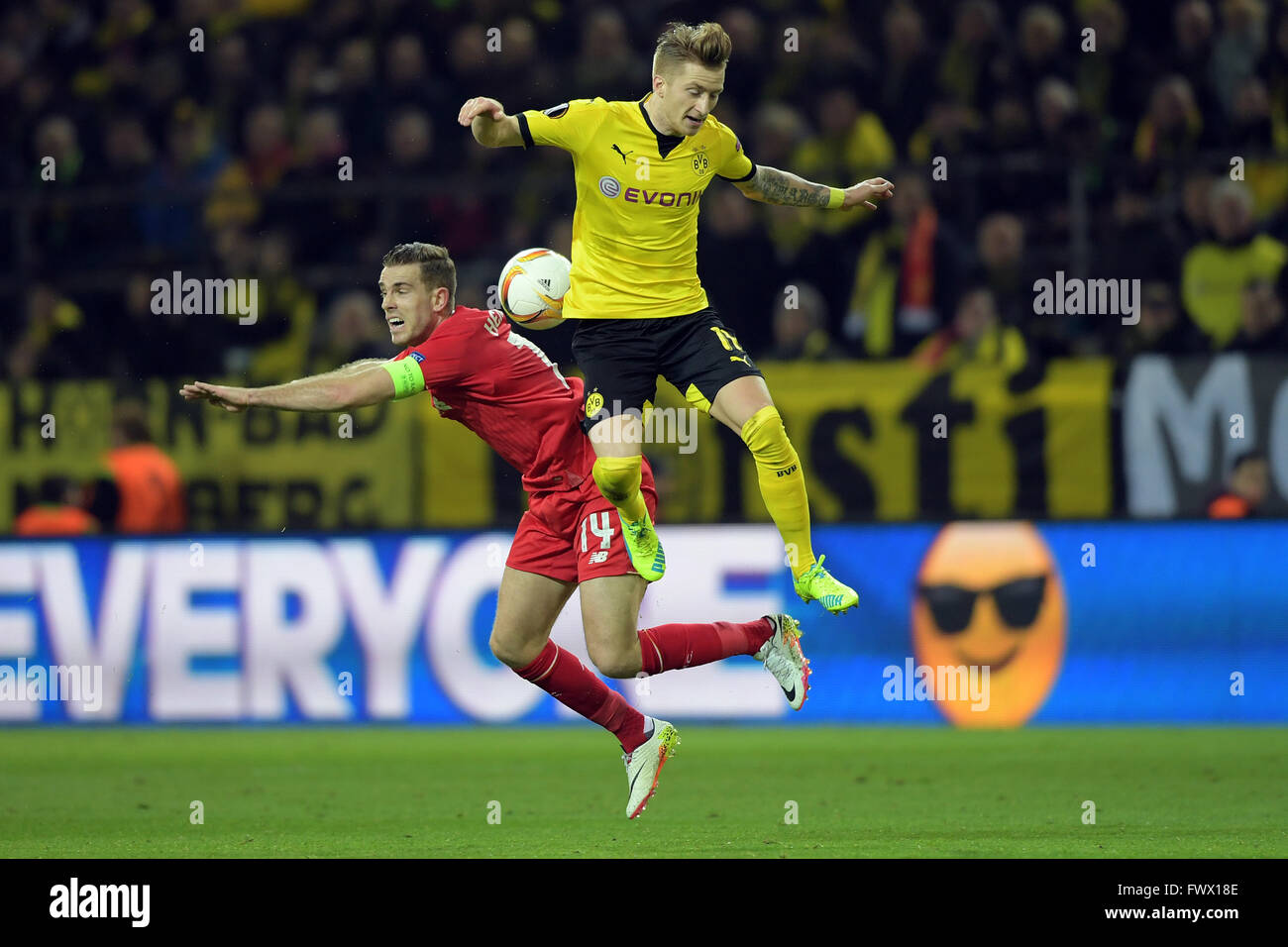 Dortmund, Allemagne. Apr 7, 2016. Le Dortmund Marco Reus (haut) et Liverpool's Jordan Henderson en action au cours de la Ligue Europa le knock out 1/4 de finale entre Liverpool FC vs Borussia Dortmund à Dortmund, en Allemagne, 7 avril 2016. Photo : Federico Gambarini/dpa/Alamy Live News Banque D'Images