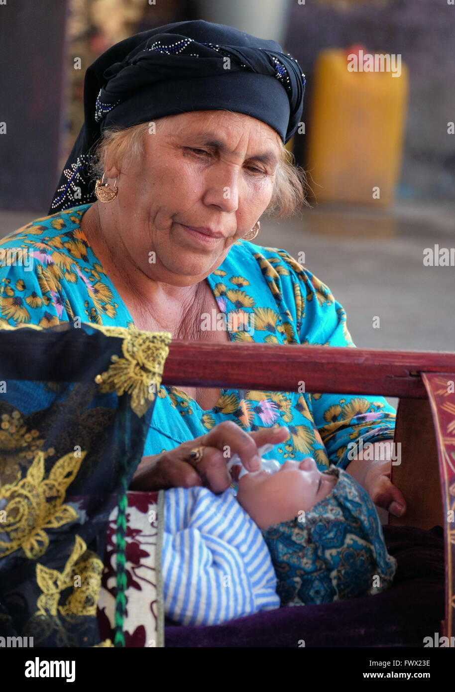 Femme Gitane Avec Bebe Banque D Image Et Photos Alamy