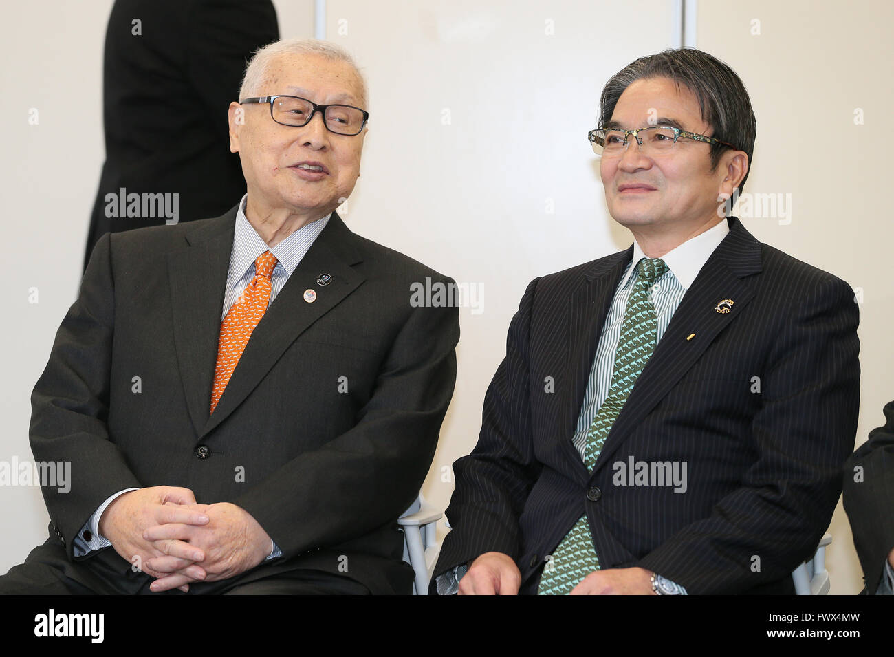 Tokyo, Japon. 8Th apr 2016. Tokyo2020 comité de sélection de l'emblème et la tête de l'Université des Arts de Tokyo président Ryohei Miyata (R) sourit avec l'ancien premier ministre et président du comité Tokyo2020 Yoshiro Mori comme ils dévoilent quatre conceptions de candidat Tokyo2020 emblèmes des Jeux olympiques et paralympiques à Tokyo le Vendredi, Avril 8, 2016. Le comité décidera de la conception finale de l'entrée de 14 599 dessins et modèles industriels le 25 avril. Credit : Yoshio Tsunoda/AFLO/Alamy Live News Banque D'Images