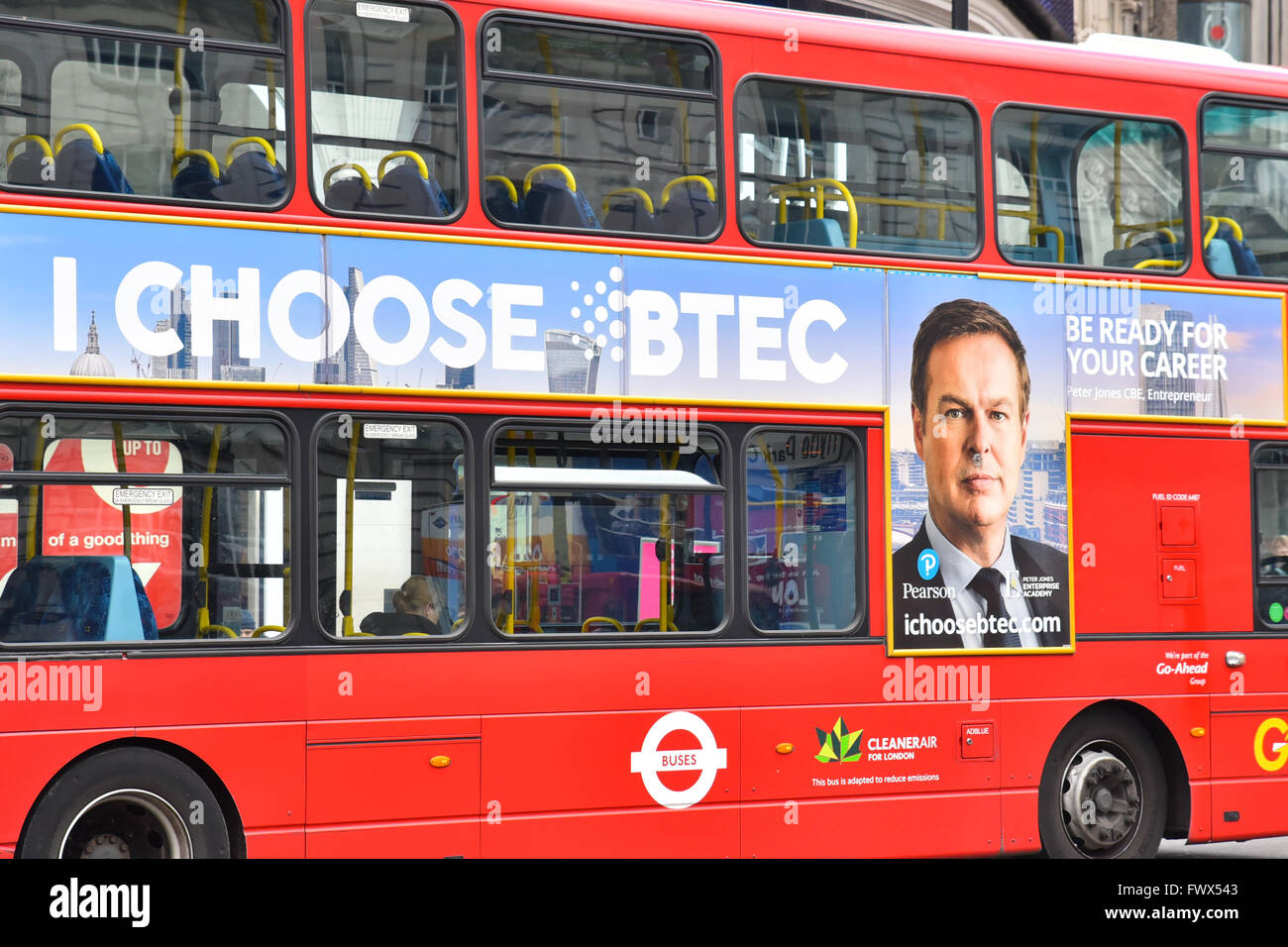 Piccadilly Circus, Londres, Royaume-Uni. 8 avril 2016. BTEC Pearson London Bus annonce Peter Jones Dragons Den Banque D'Images