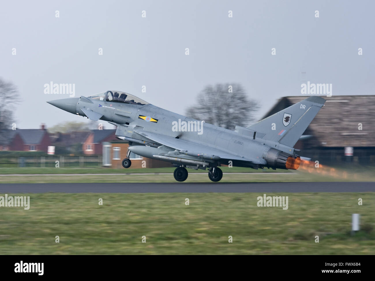 Coningsby, UK. 8 avril 2016. RAF Typhoon jets sont brouillés et rendez-vous pour une interception supersonique sur Le Pays de Galle. Banque D'Images