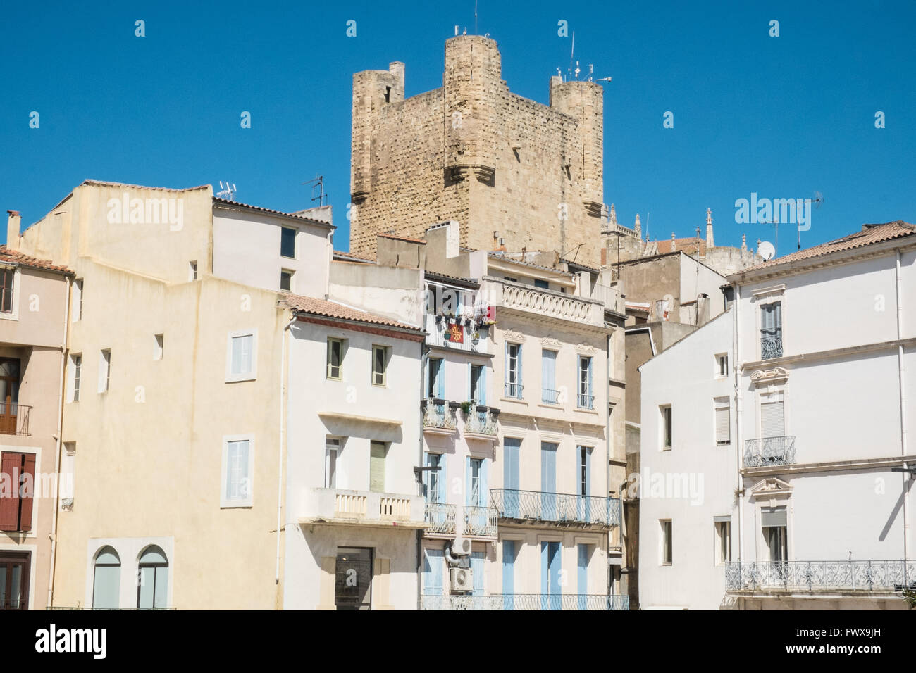Palais des Archeveques (Palais de l'archevêque) avec des maisons dans le centre de Narbonne, Aude, sud de la France. Banque D'Images
