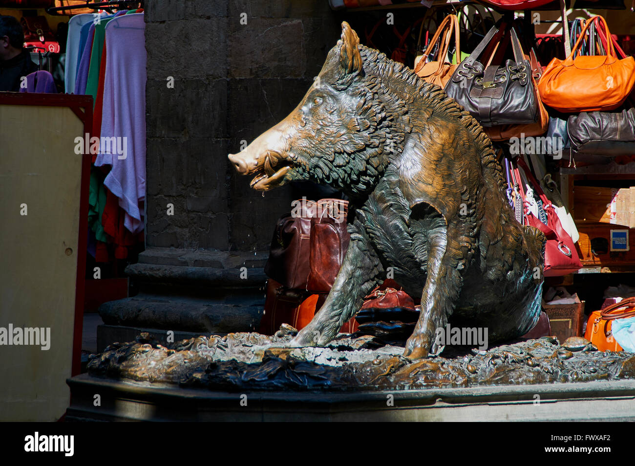 Il Porcellino est l'alias de la Florentine fontaine en bronze d'un verrat. La statue actuelle est une copie moderne. Banque D'Images