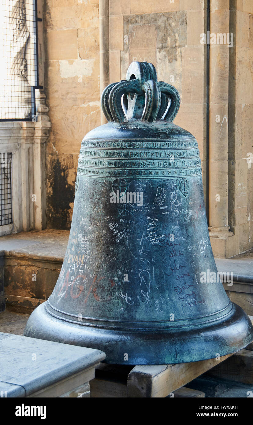 Une cloche de Giotto's bellower se trouve dans le ton des fenêtres de la tour. Banque D'Images