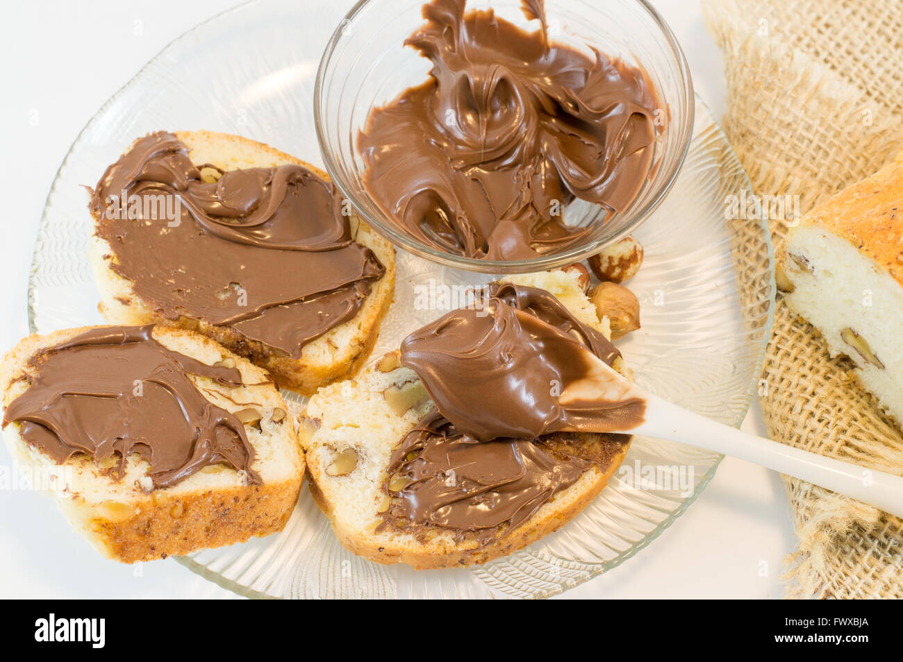 Crème au Chocolat sur une des tranches de pain de noix Banque D'Images