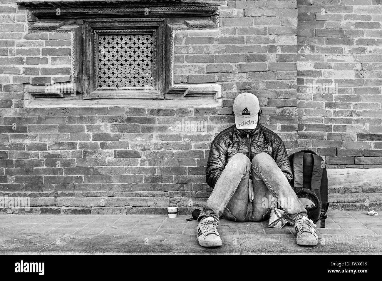 Un homme de dormir sur le trottoir Banque D'Images