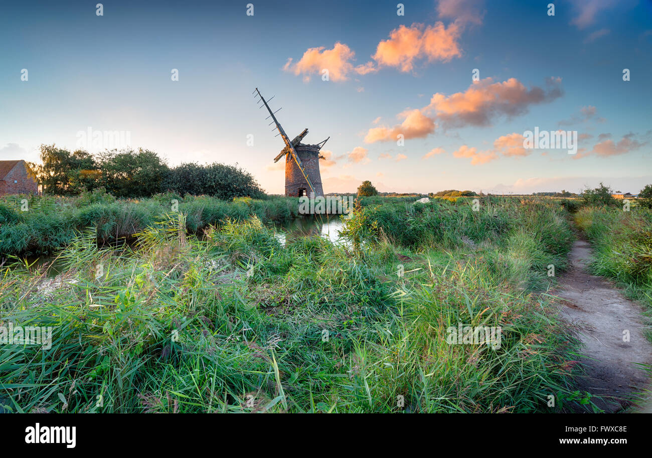 Coucher du soleil à la belle ruine de moulin à vent Brograve sur les rives d'une petite étendue d'eau connue sous le nom de la nouvelle coupe Waxham Banque D'Images