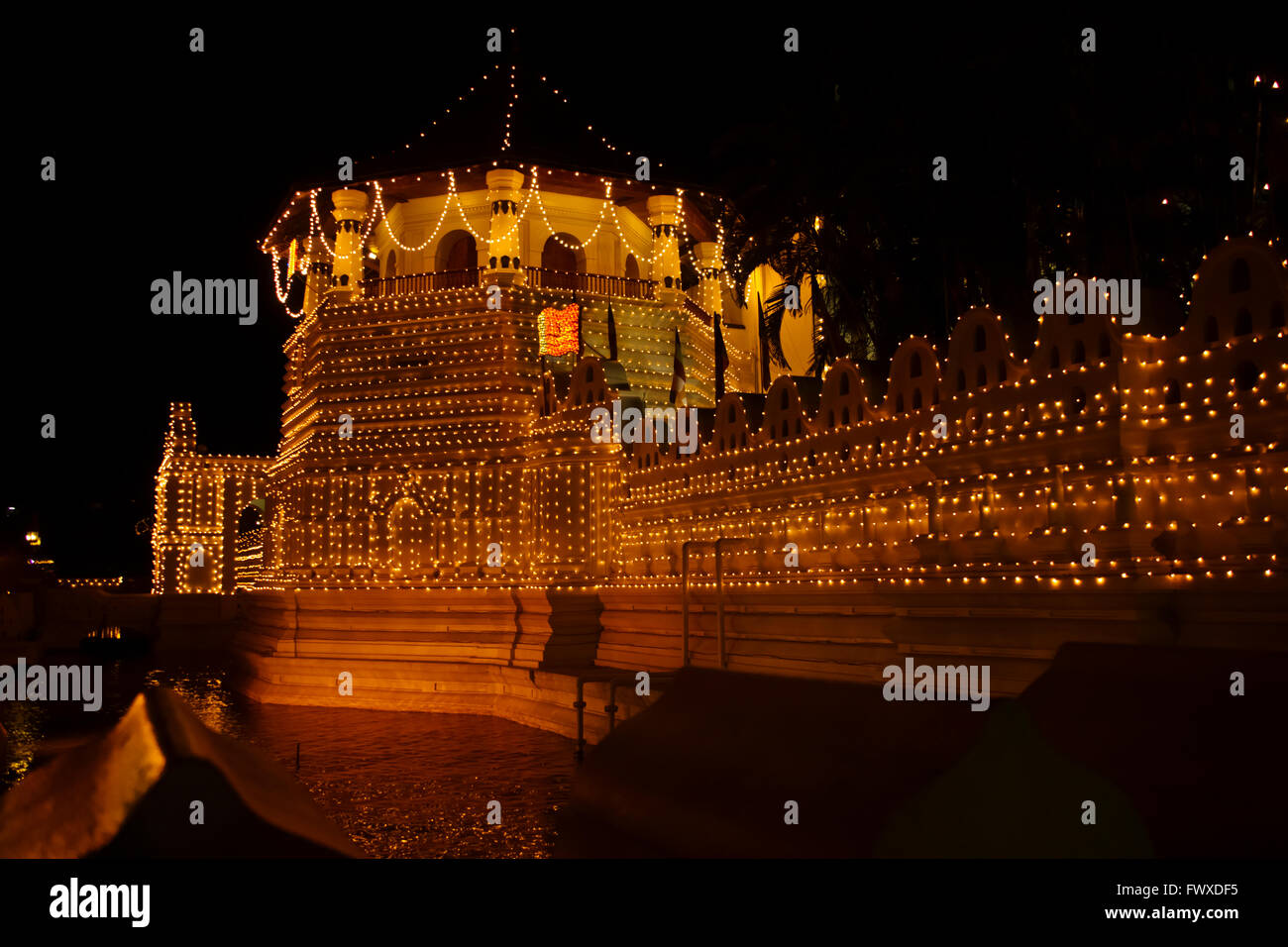 Vue nocturne de Temple de la dent Kandy Esala Perahera pendant, Kandy, Sri Lanka Banque D'Images