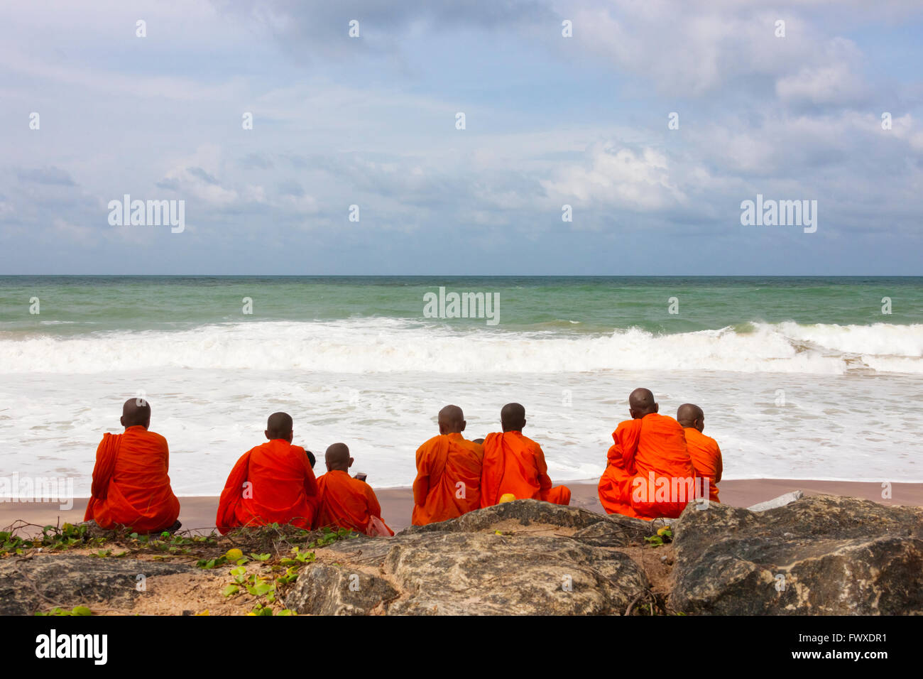 Monks sur la plage, Weligama, au Sri Lanka Banque D'Images