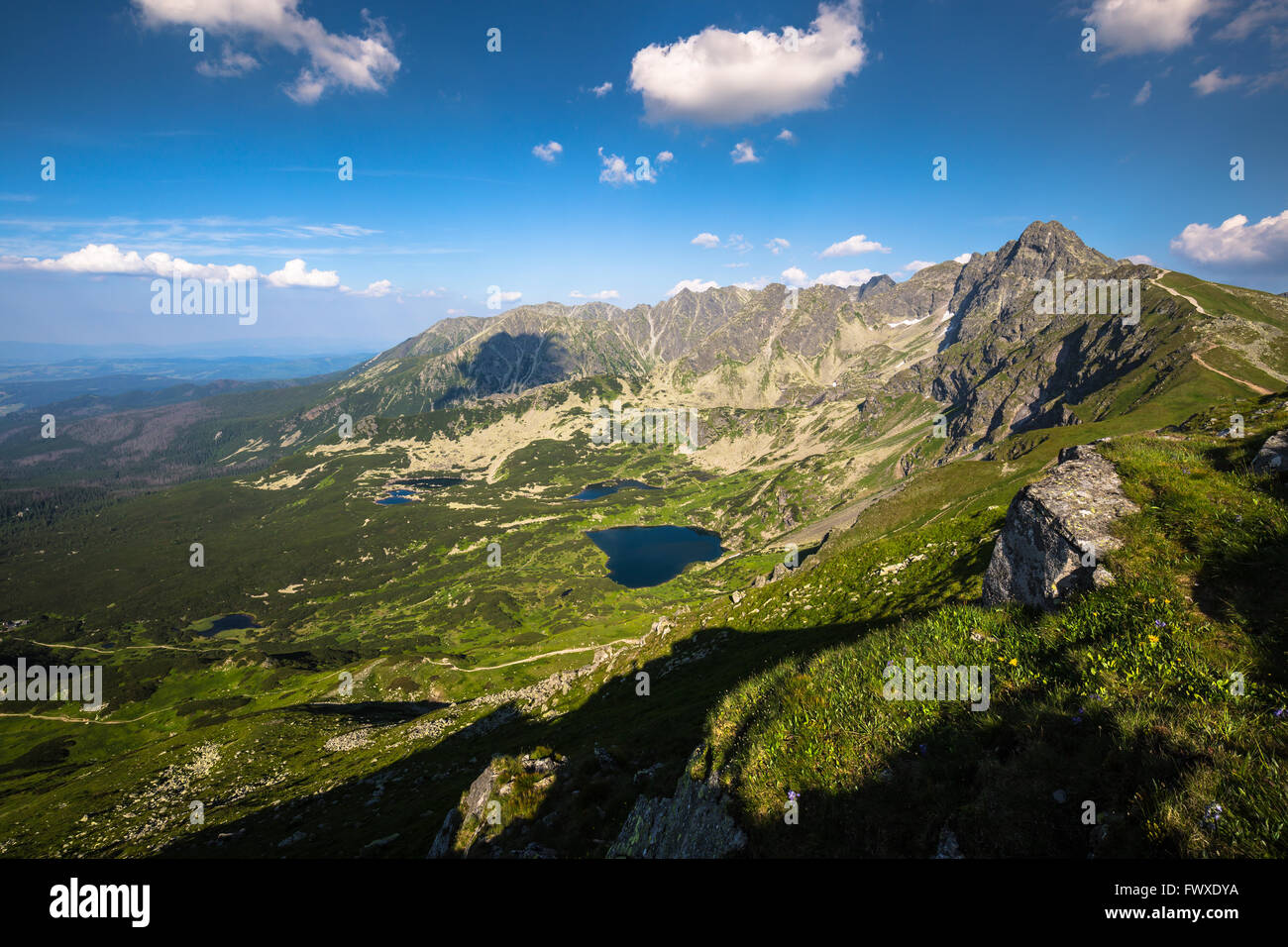 Montagnes Tatras, Pologne, vue vers la vallée Gąsienicowa, mont Swinica et groupe de lacs glaciaires Banque D'Images