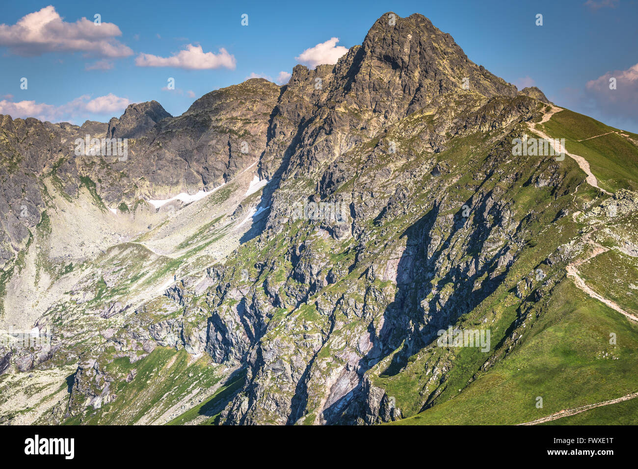 L'été, la montagne Tatra Pologne, vue du mont Swinica à Kasprowy Wierch. Banque D'Images