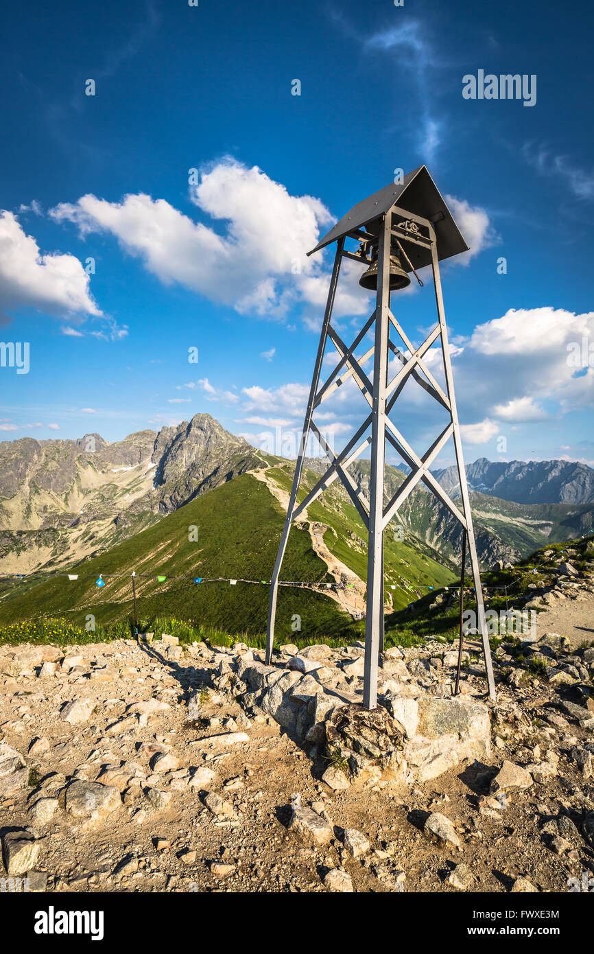 Beffroi en montagnes. Un simple clocher en haut de Kasprowy Wierch dans les Tatras en Pologne. Banque D'Images