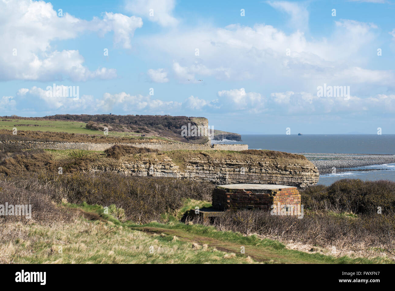 La Seconde Guerre mondiale bunker 2 face à la mer sur le sentier du Littoral du patrimoine. Banque D'Images