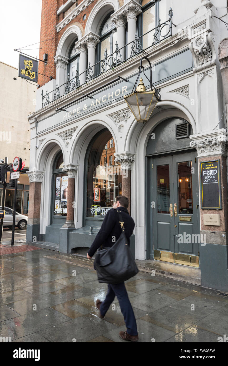 Gros plan de l'extérieur du pub The Hope and Anchor, Upper Street, Islington, Londres, Angleterre, ROYAUME-UNI Banque D'Images