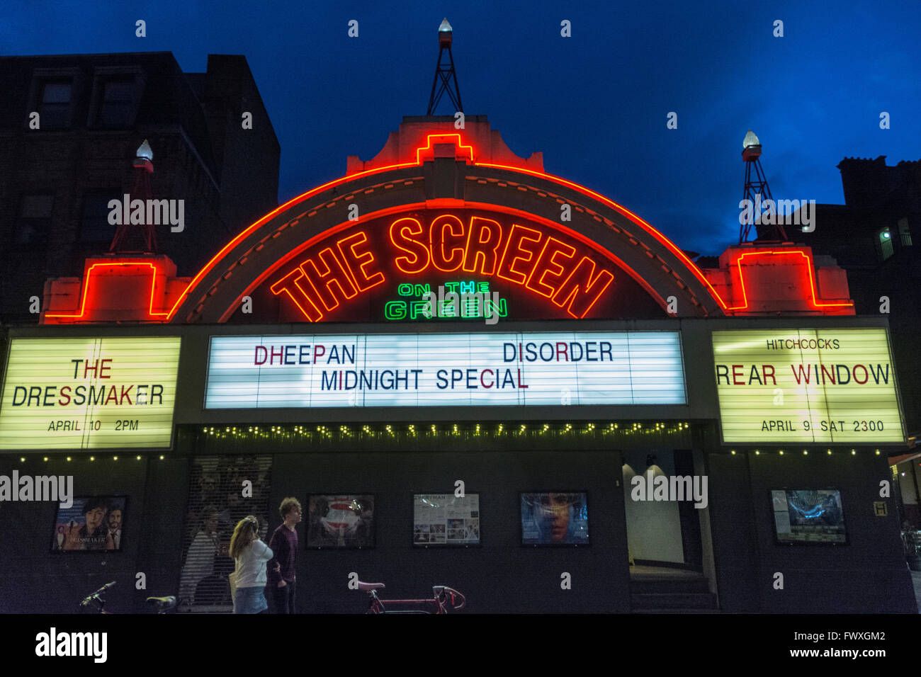 Extérieur Nuit de l'écran sur le Livre vert sur le cinéma Street, Islington, Londres, Royaume-Uni Banque D'Images