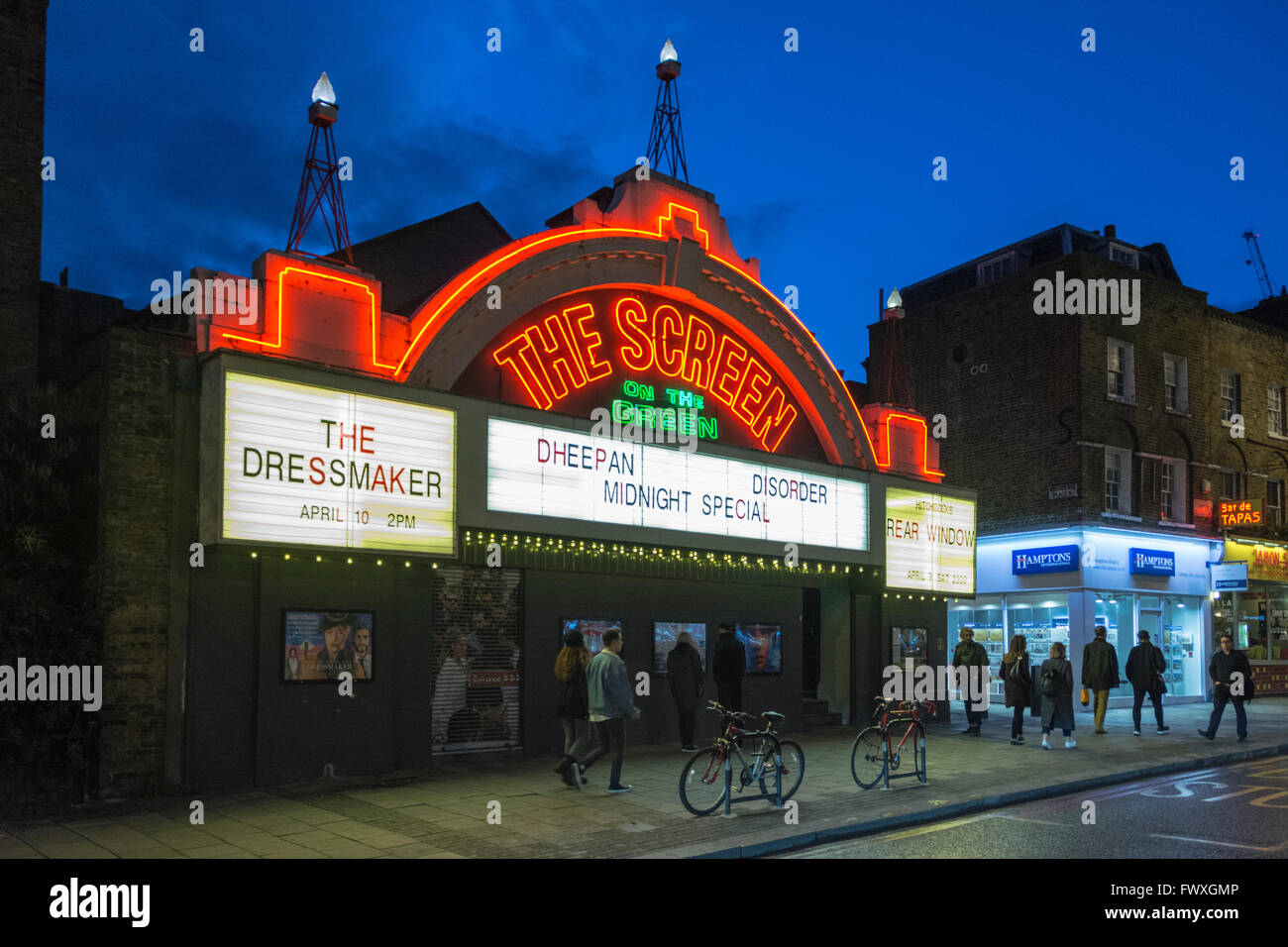 Extérieur de néon de nuit de l'écran sur le cinéma vert sur Upper Street, Islington, Londres, Angleterre, Royaume-Uni Banque D'Images