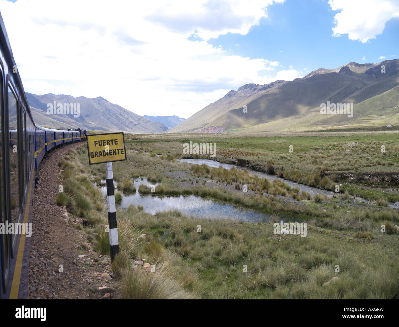 Paysage péruvien dans les hautes montagnes des Andes depuis le confort de la Communauté andine Explorer express train Cusco à Puno. Banque D'Images